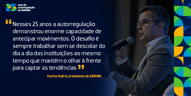 Na imagem tem um homem segurando o microfone e palestrando em um evento. Sobre a imagem tem o título Nesses 25 anos a autorregulação demonstrou enorme capacidade de antecipar movimentos. O desafio é sempre trabalhar sem se descolar do dia a dia das instituições ao mesmo tempo que mantém o olhar à frente para captar as tendências