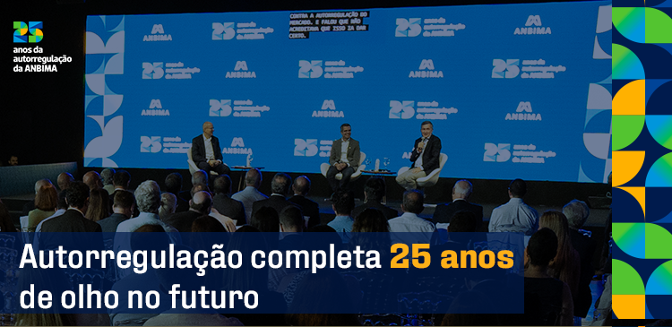 Imagem com platéia, palco e três pessoas sentadas em um debate, ao fundo tem um painel de led com logomarcas do evento. Sobre a imagem tem o título Autorregulação completa 25 anos de olho no futuro